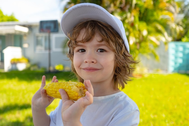 Nourriture pour les enfants enfants mangeant du maïs enfants avec des légumes enfants mangeant des aliments sains biologiques