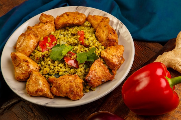 Nourriture pour suhoor en boulgour Ramadan rapide avec du boeuf dans une assiette sur une serviette bleue. Photo horizontale