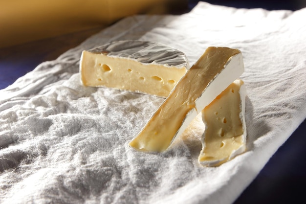 Nourriture pour le vin Délicieux fromage blanc sur la table libre Tranches de camembert frais sur une serviette blanche