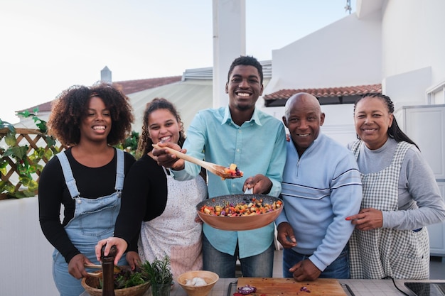 Nourriture préparée par une famille à base d'aliments sains et locaux pour dîner ensemble Concept Lifestyle famille ensemble