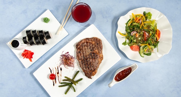 nourriture de restaurant sur une bannière de fond bleu pâle