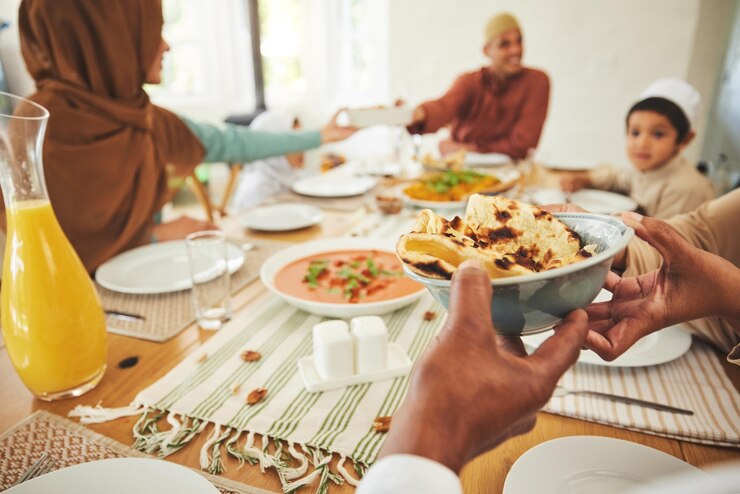 Photo nourriture roti et musulman avec les mains de la famille à table pour l'eid mubarak célébration islamique et déjeuner culture du festival du ramadan et iftar avec gros plan de personnes à la maison pour le jeûne de l'islam ou de la religion