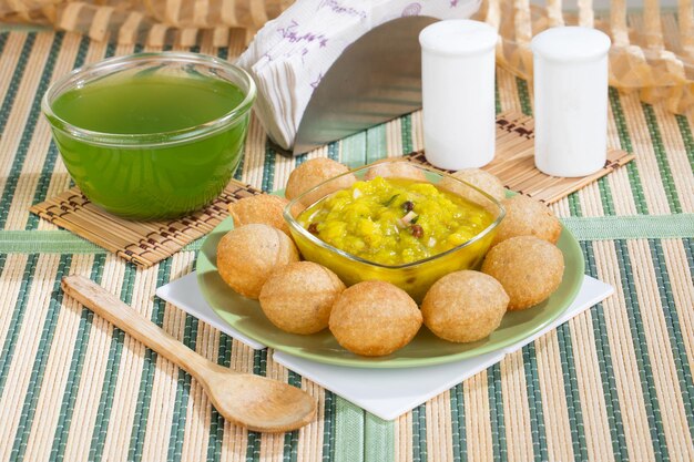 Nourriture De Rue Indienne épicée Gol Gappa