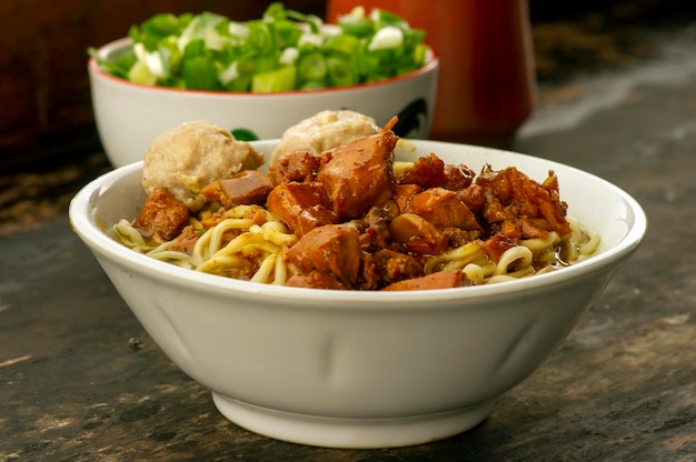 Nourriture de rue indonésienne Mie Ayam nouilles au poulet