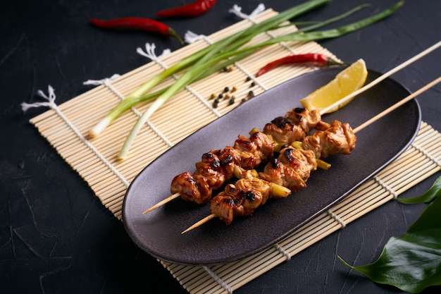 Nourriture de rue japonaise de yakitori de poulet