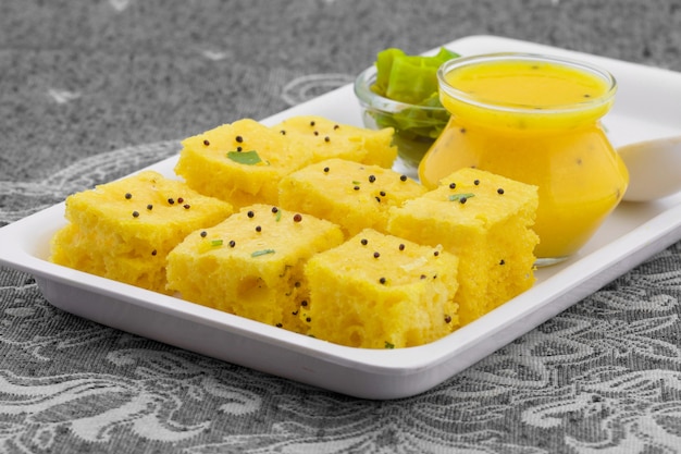 Photo nourriture de rue traditionnelle indienne khaman dhokla servie avec chutney & chilli