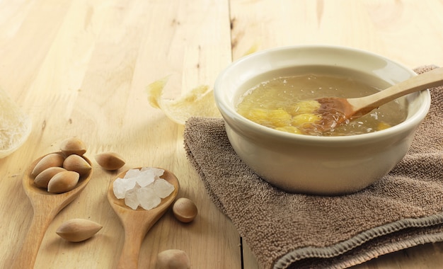 Nourriture saine - Bol de soupe claire à l&#39;hirondelle et graines de ginkgo