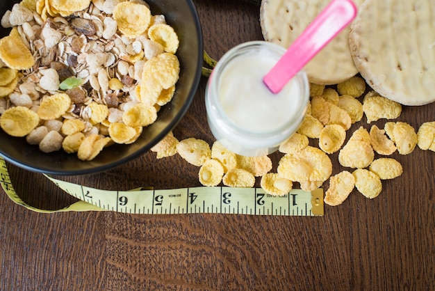 Nourriture saine, cornflakes en assiette et verre avec yaourt