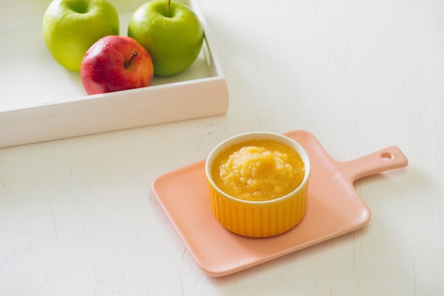 Nourriture saine faite maison pour bébé. Bol de purée de pomme bébé.