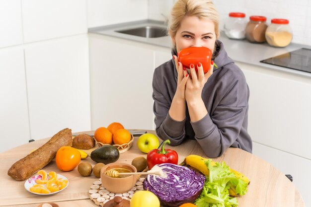 Nourriture saine. Femme préparant des fruits et légumes.