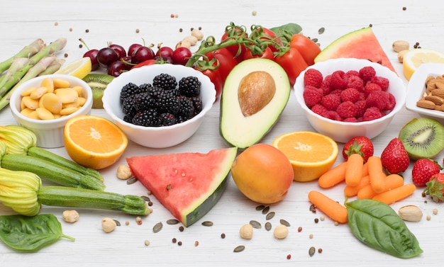 La nourriture saine. Légumes et fruits colorés et divers sur bois