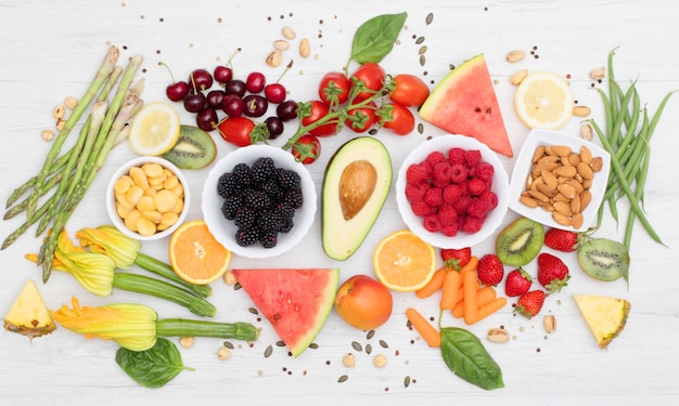 La nourriture saine. Légumes et fruits colorés et divers sur bois