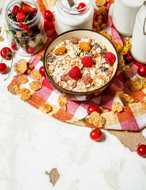 Nourriture saine. Muesli aux baies sauvages de la forêt sur table rustique.