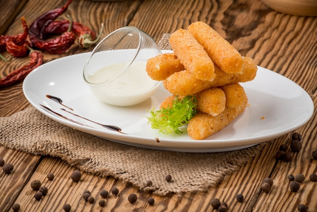 Nourriture saine nourriture belle et savoureuse sur une assiette, sur une table en bois