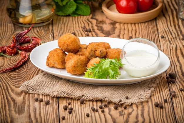 Nourriture saine nourriture belle et savoureuse sur une assiette, sur une table en bois