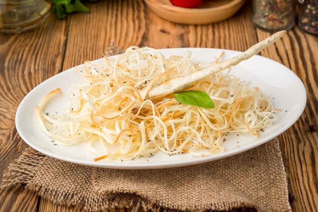 Nourriture saine nourriture belle et savoureuse sur une assiette, sur une table en bois