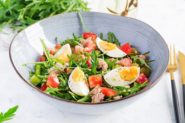 La nourriture saine. Salade de thon aux œufs, concombre, tomates, olives et roquette. Cuisine française.