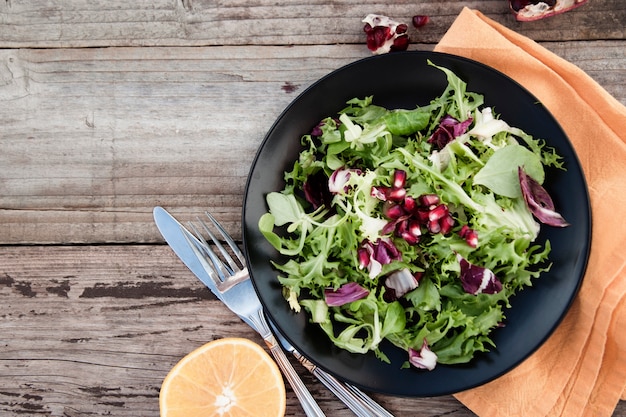 Nourriture saine. Salade verte fraîche aux épinards, roquette, romaine et laitue