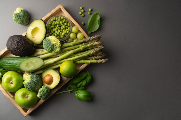 Nourriture saine verte propre manger des légumes, fond gris, vue de dessus.