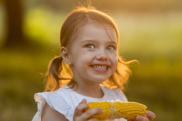 Nourriture sans OGM Les enfants mangent des fruits à l'extérieur Collation saine pour les enfants concept d'été