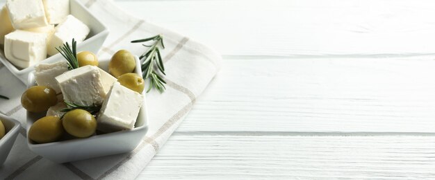 Nourriture savoureuse avec du fromage feta sur une surface en bois blanche
