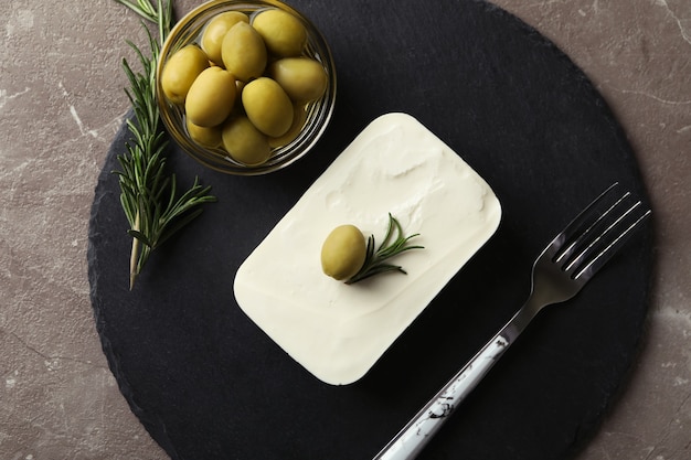 Nourriture savoureuse avec du fromage feta sur une surface texturée grise