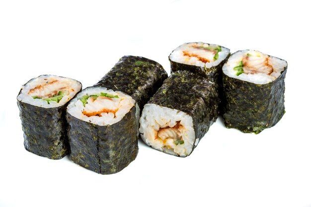 Nourriture savoureuse. Rouleau de sushi sur fond blanc