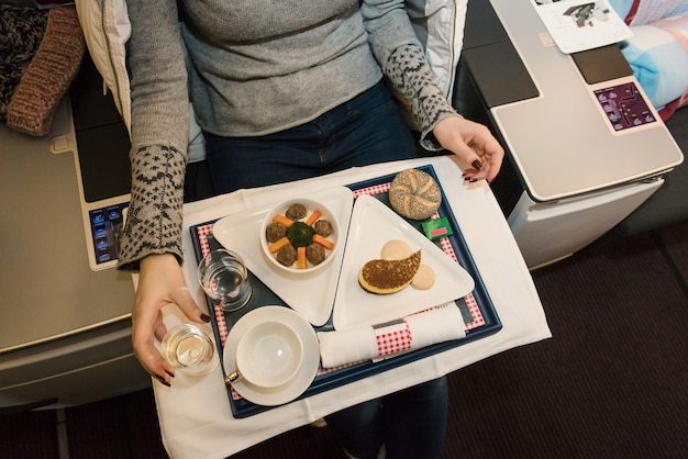 Nourriture servie à bord d'un avion de classe affaires sur la table