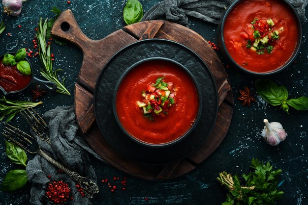 Nourriture Soupe Gaspacho aux tomates sur une plaque en pierre noire Vue de dessus Espace libre pour votre texte