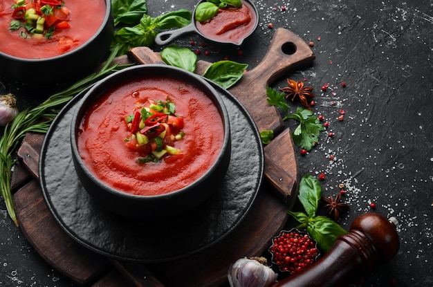 Nourriture Soupe Gaspacho aux tomates sur une plaque en pierre noire Vue de dessus Espace libre pour votre texte