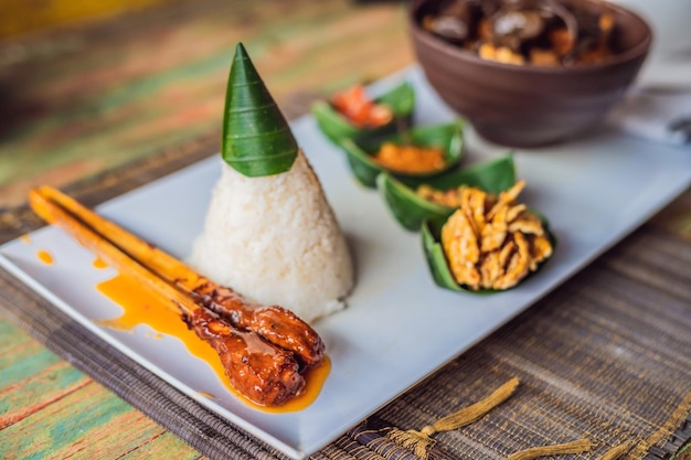 Nourriture de style de vie. Un plat composé de riz, de poisson frit aux champignons des bois et de différentes sortes de sauces