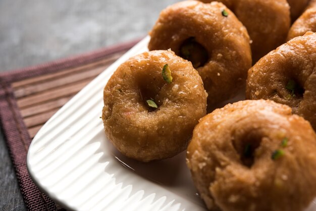 Nourriture sucrée Balushahi servie dans une assiette blanche ou dorée sur fond de mauvaise humeur