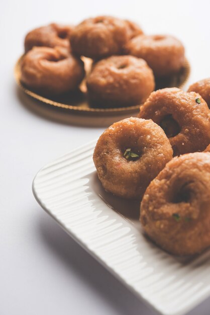 Nourriture sucrée Balushahi servie dans une assiette blanche ou dorée sur fond de mauvaise humeur