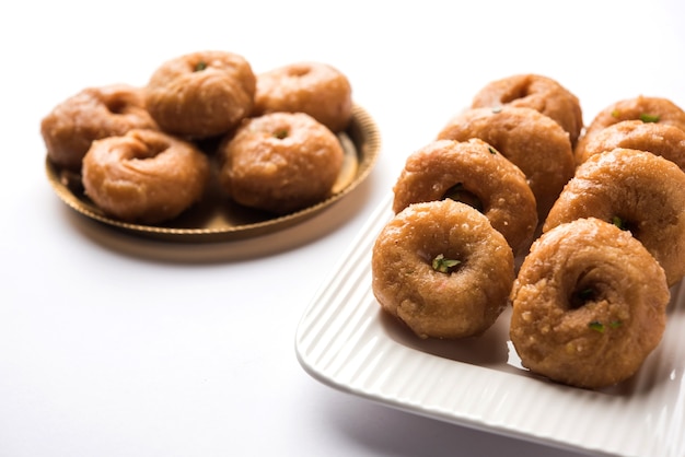 Nourriture sucrée Balushahi servie dans une assiette blanche ou dorée sur fond de mauvaise humeur