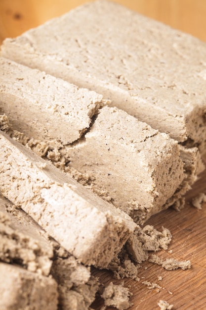 Nourriture sucrée - halva colse sur le plateau