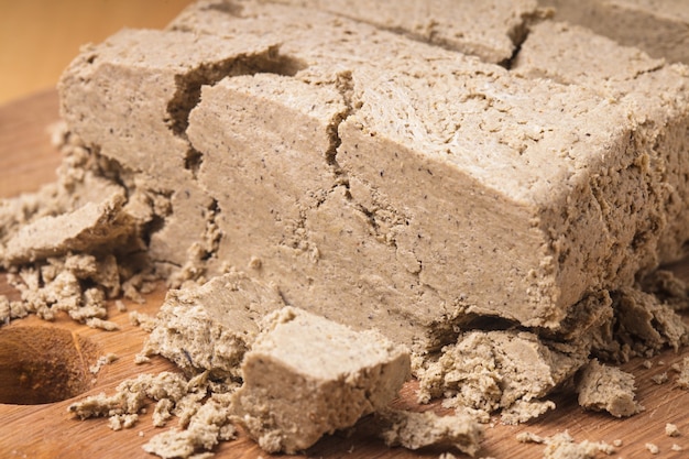 Nourriture sucrée - halva colse sur le plateau