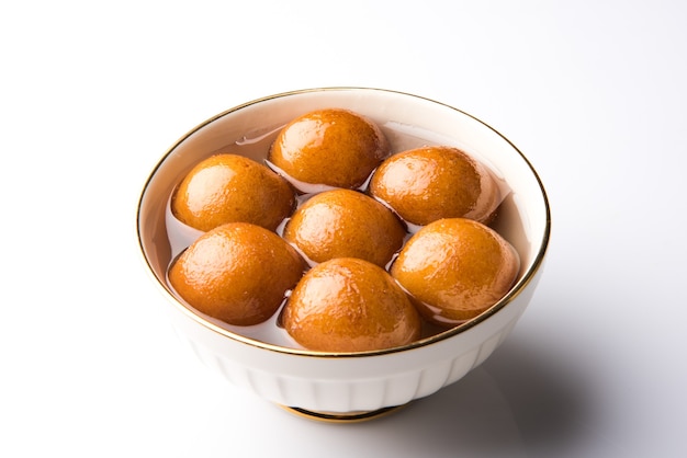 Nourriture sucrée indienne Gulab Jamun, un dessert populaire de mariage ou de festival. mise au point sélective