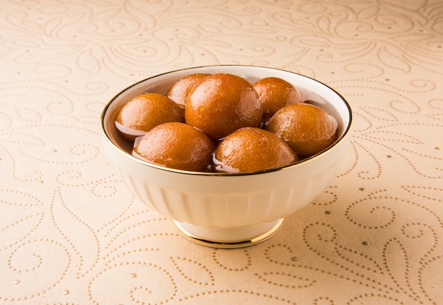 Nourriture sucrée indienne Gulab Jamun, un dessert populaire de mariage ou de festival. mise au point sélective