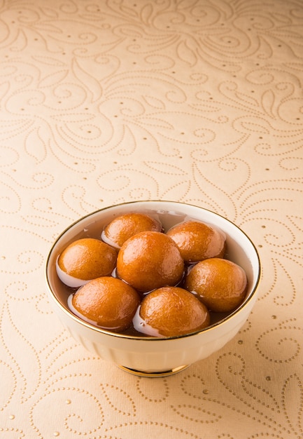 Nourriture sucrée indienne Gulab Jamun, un dessert populaire de mariage ou de festival. mise au point sélective