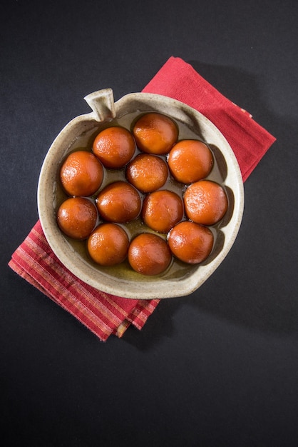 Nourriture sucrée indienne Gulab Jamun servie dans un bol rond en céramique