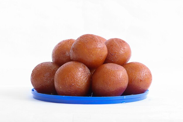 Nourriture sucrée indienne Gulab Jamun servie dans un bol rond