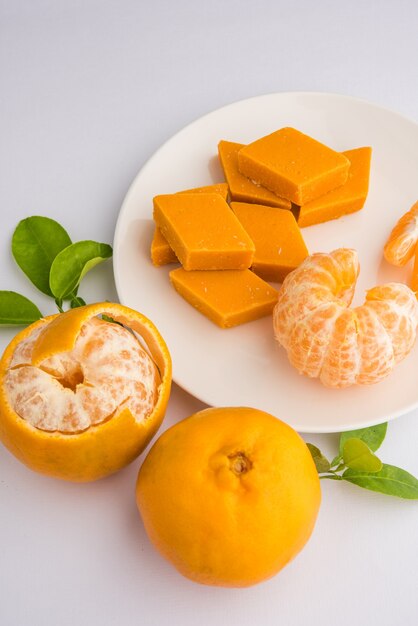 Nourriture sucrée indienne Orange Burfi ou gâteau à l'orange ou santra burfi en hindi, nourriture de festival préférée du centre de l'inde