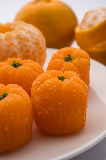 Nourriture sucrée indienne Orange Burfi ou gâteau à l'orange ou santra burfi en hindi, nourriture de festival préférée du centre de l'inde