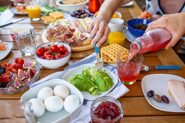 Nourriture sur la tableTable dressée avec de la nourriturePetit-déjeuner en terrasseCroûtons à l'avocatPetit-déjeuner sain