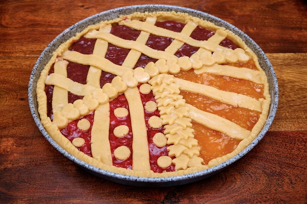 NOURRITURE; tarte à la confiture décorée non cuite sur une table en bois