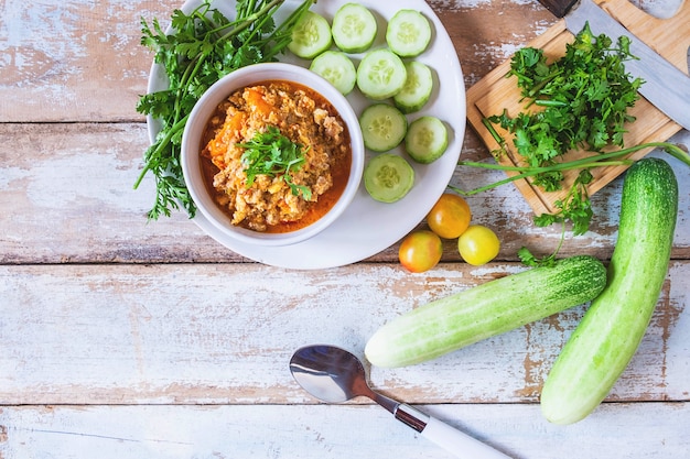 Nourriture thaï. Pâte de chili thaïlandaise au concombre et légumes frais