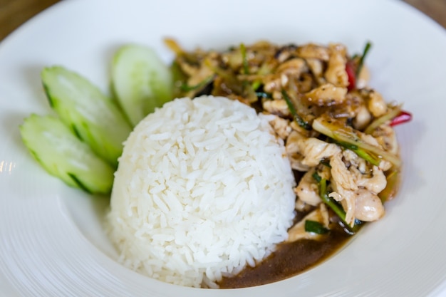 Nourriture thaïlandaise Cuisine thaïlandaise épicée, Poulet frit au basilic sucré.