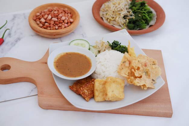 La nourriture thaïlandaise avec du riz frit, du tofu, de la pâte de crevettes, de la sauce sucrée et aigre.