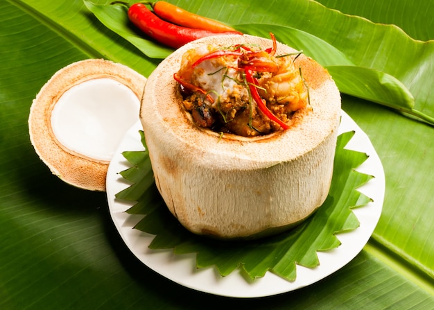 Nourriture thaïlandaise épicée fraîche à la noix de coco