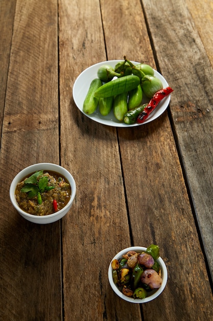 Nourriture thaïlandaise Trempette épicée au poisson fermenté.